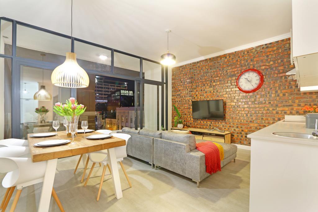 Happy Rhino Hotel